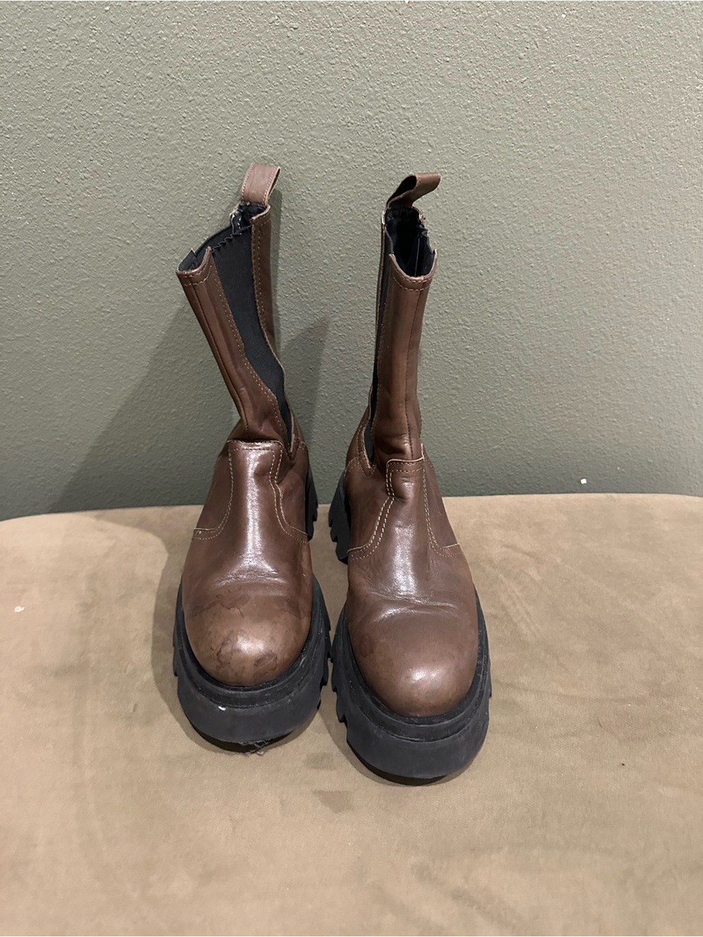 Womenโs Brown Pull-On Chelsea Boots with Chunky Sole